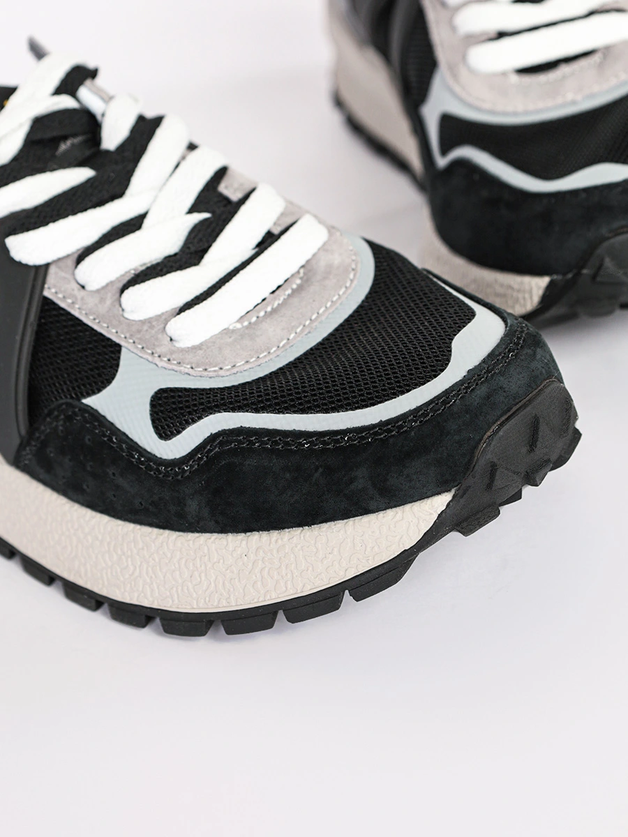 Кроссовки комбинированные черного цвета с двойной шнуровкой